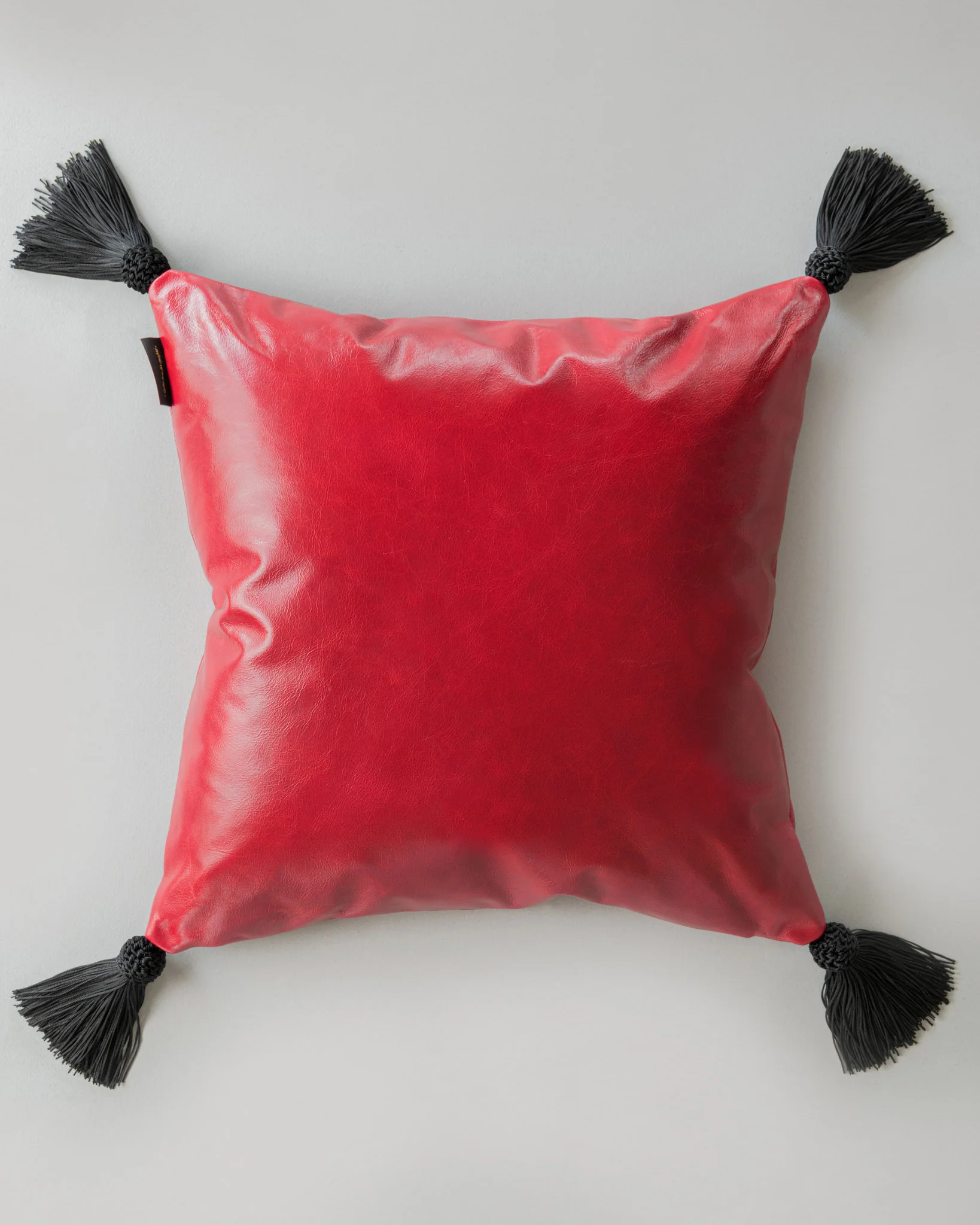 MindtheGap IN BOCCA AL LUPO Leather Cushion LC40210 Cushions - Image 5