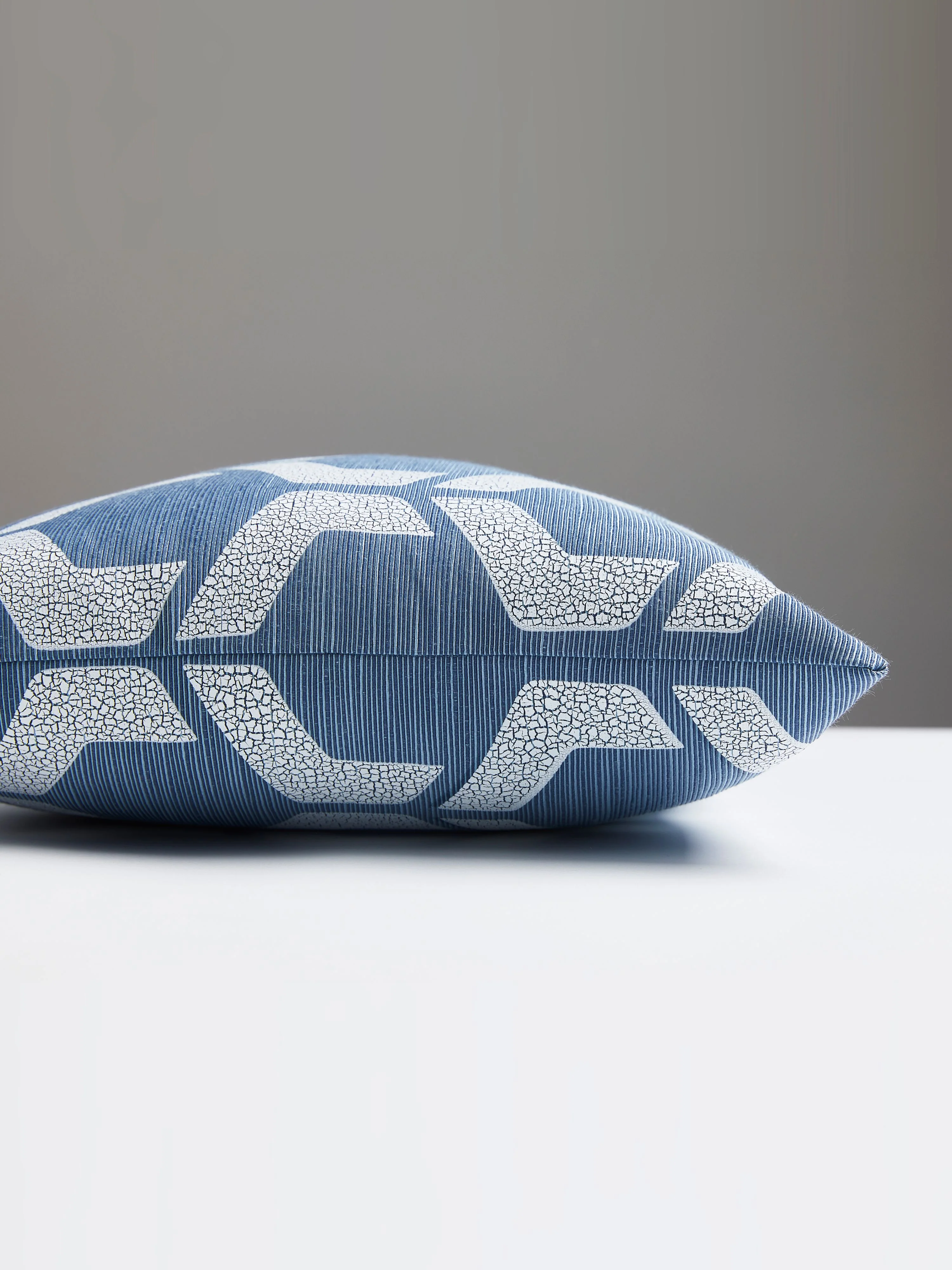 Scalamandre DB 0001LCRAQPILL CRAQUELE LUMBAR PILLOW