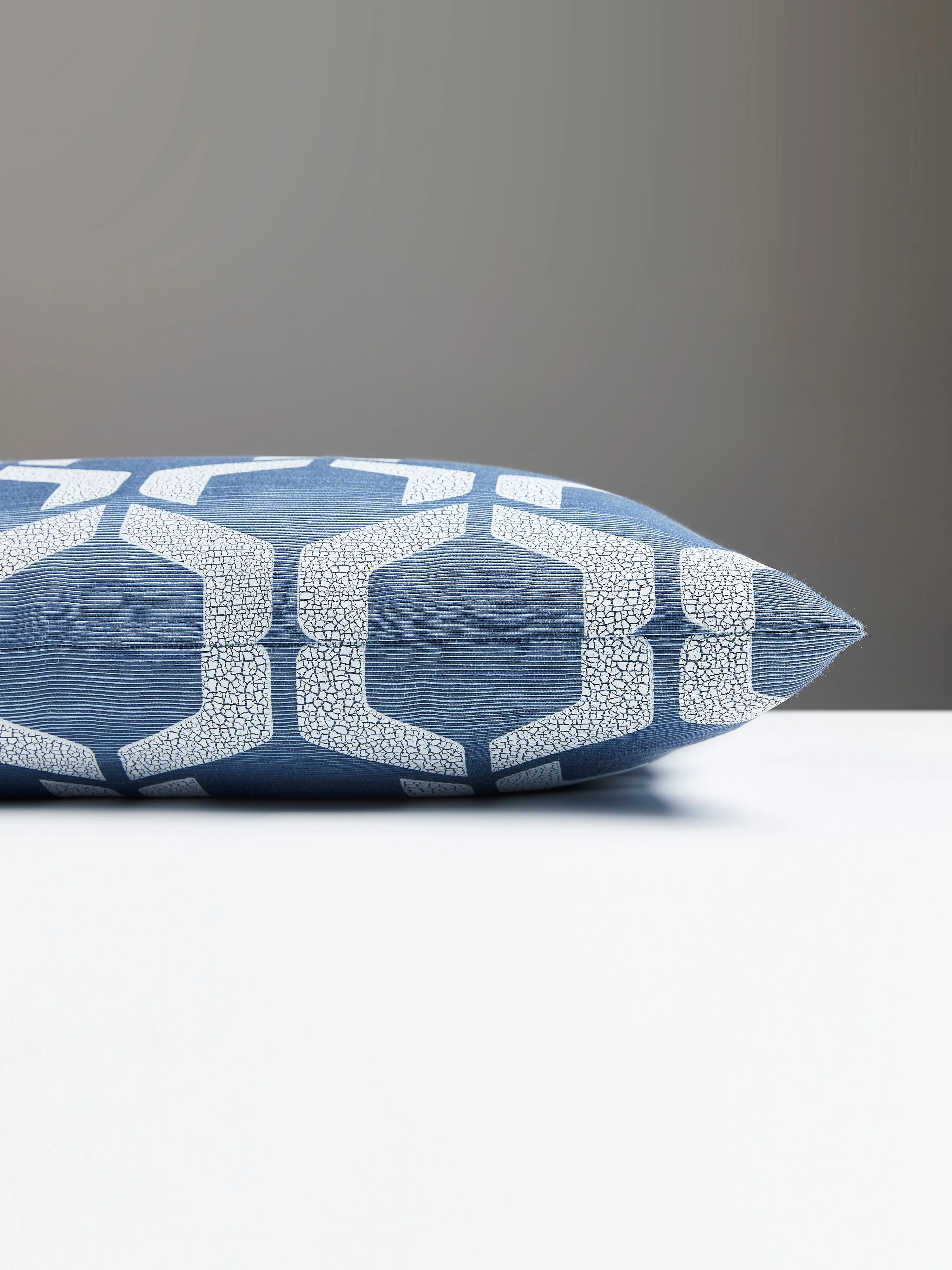 Scalamandre DB 0001LCRAQPILL CRAQUELE LUMBAR PILLOW - Image 2
