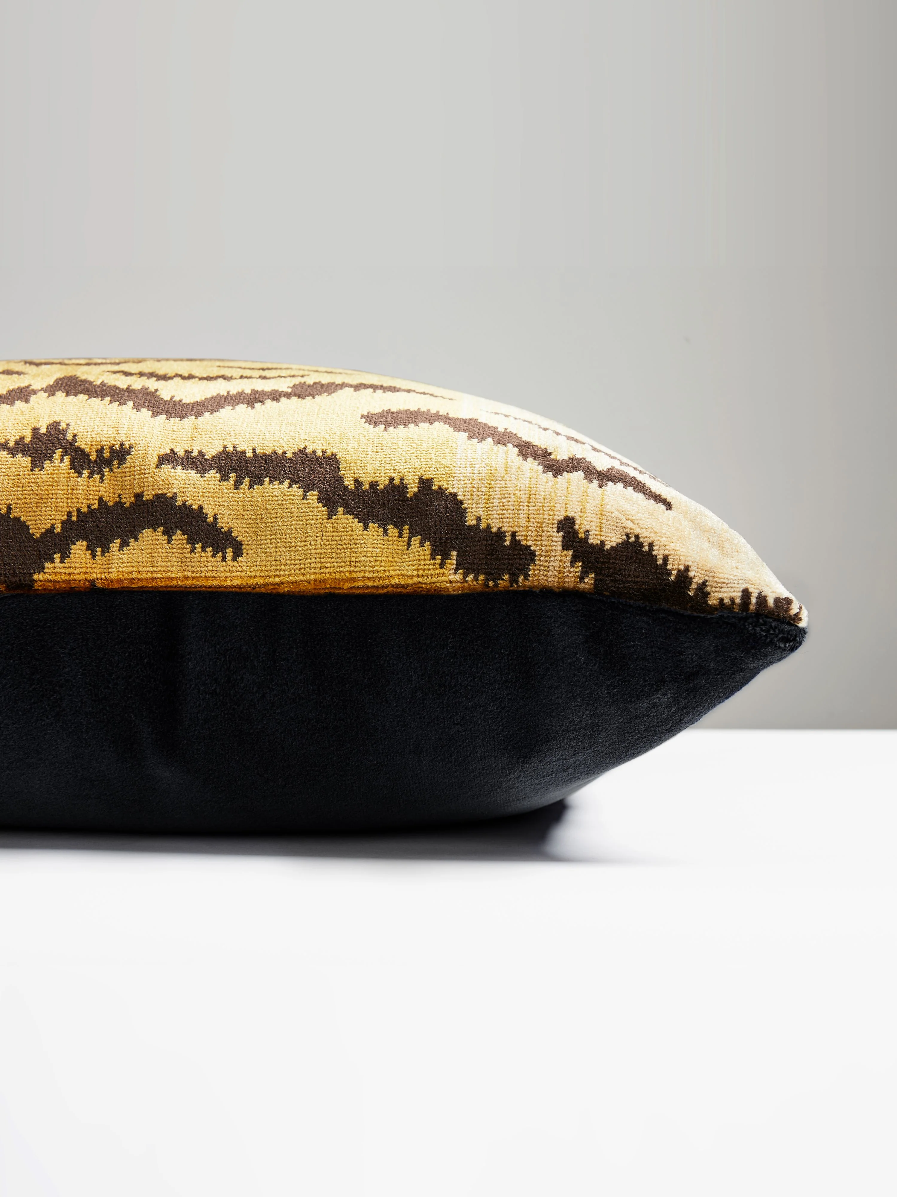 Scalamandre SC 0001ATIGRPILL TIGRE - SILK SQUARE PILLOW - Image 3