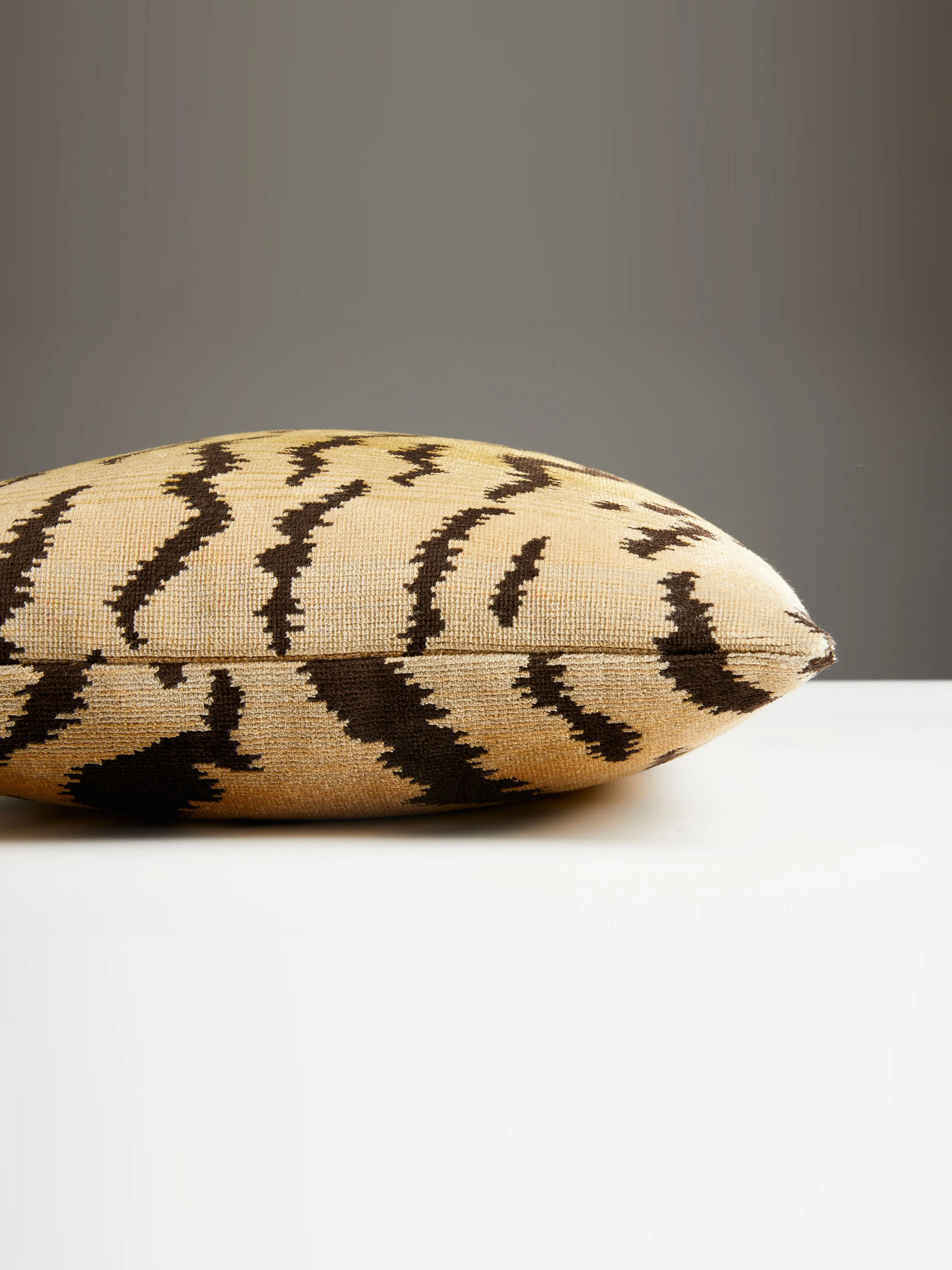 Scalamandre SC 0001LTIGRPILL TIGRE - SILK LUMBAR PILLOW