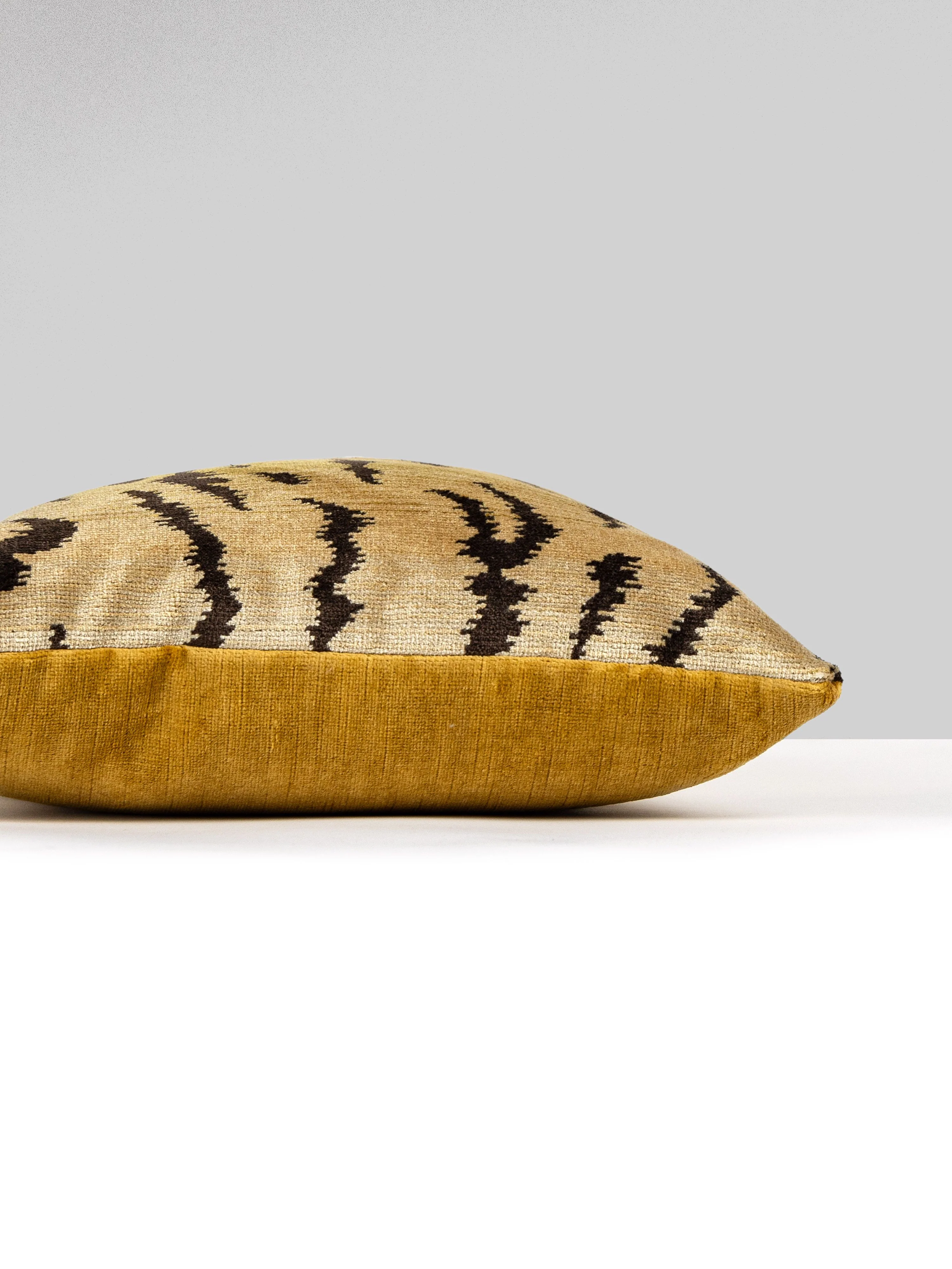 Scalamandre SC 0001MBDK26167 TIGRE - SILK LUMBAR PILLOW