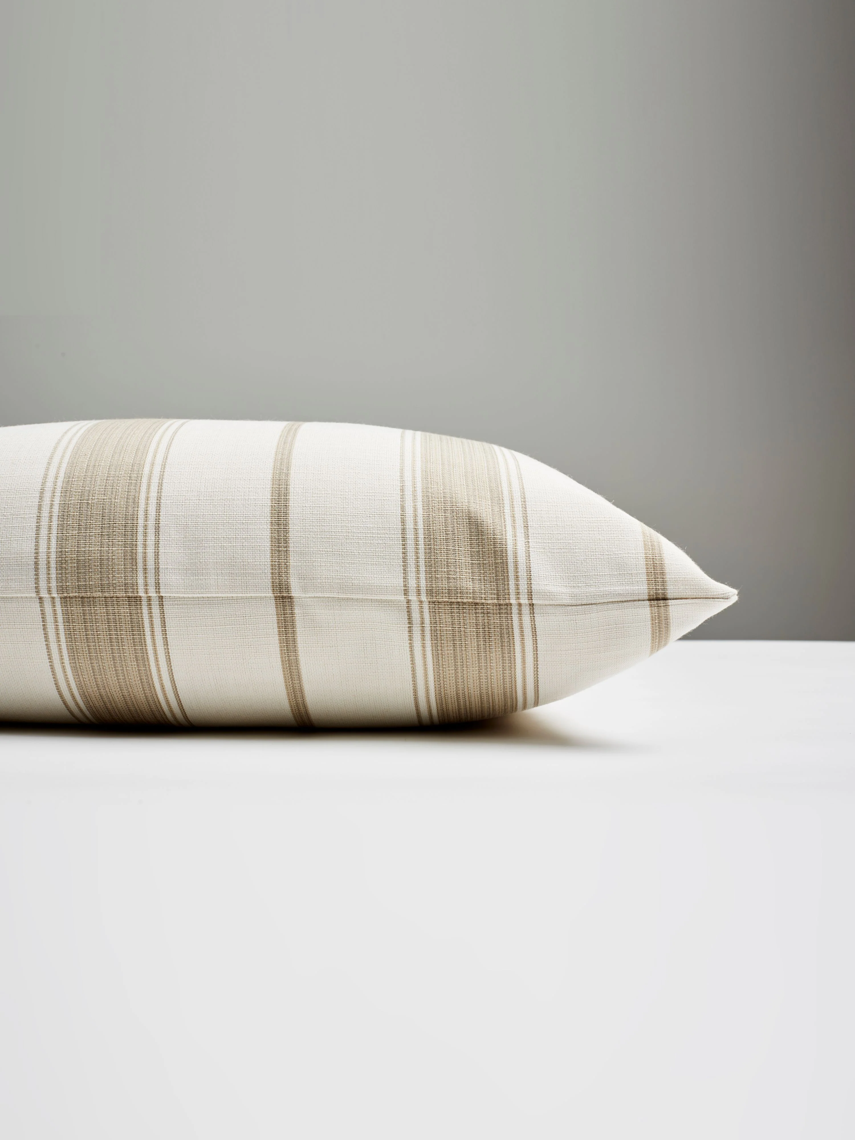 Scalamandre SC 0001SCONSPILL SCONSET OUTDOOR PILLOW