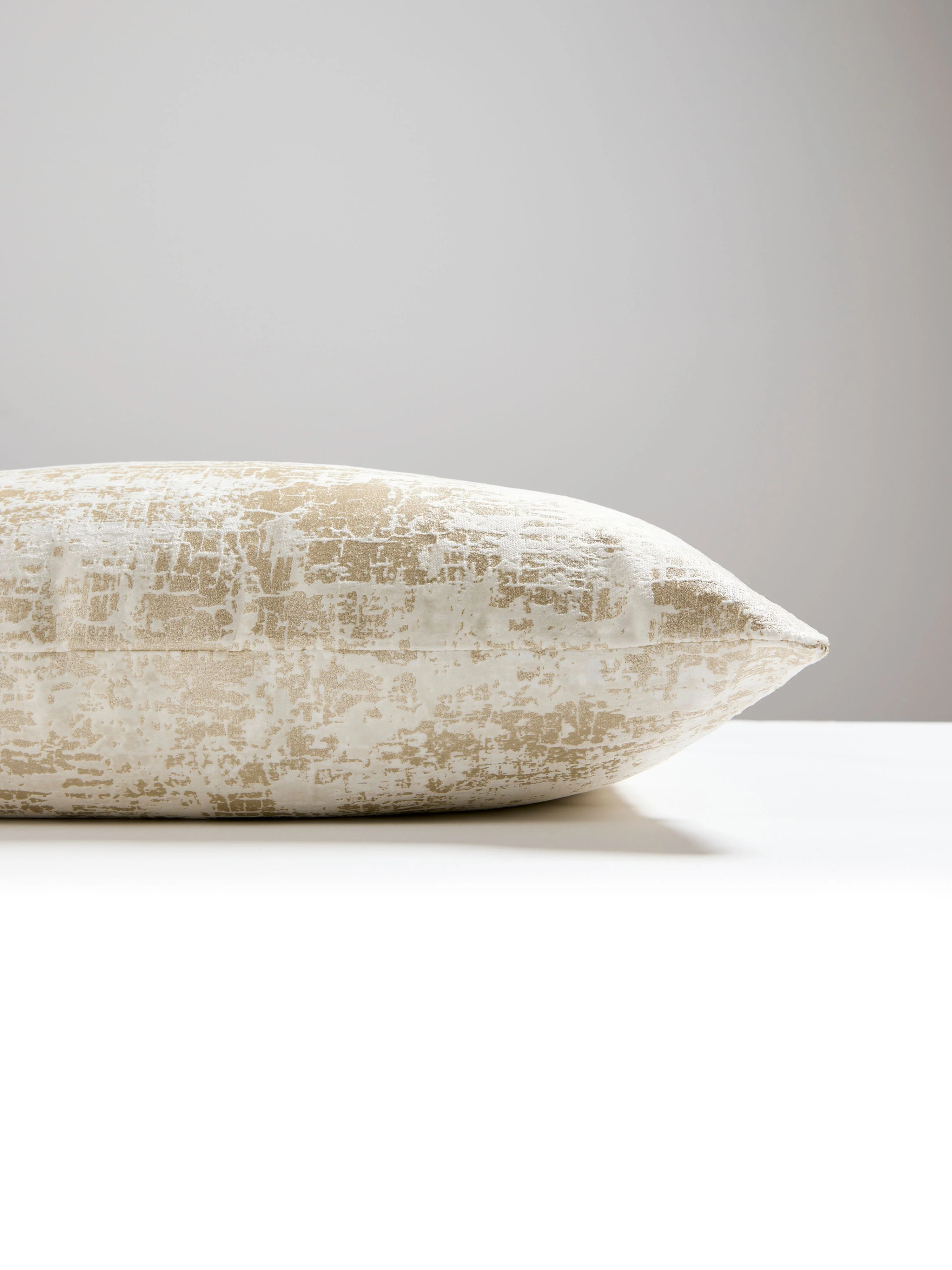 Scalamandre SC 0002SDDK16617 TESORO VELVET PILLOW