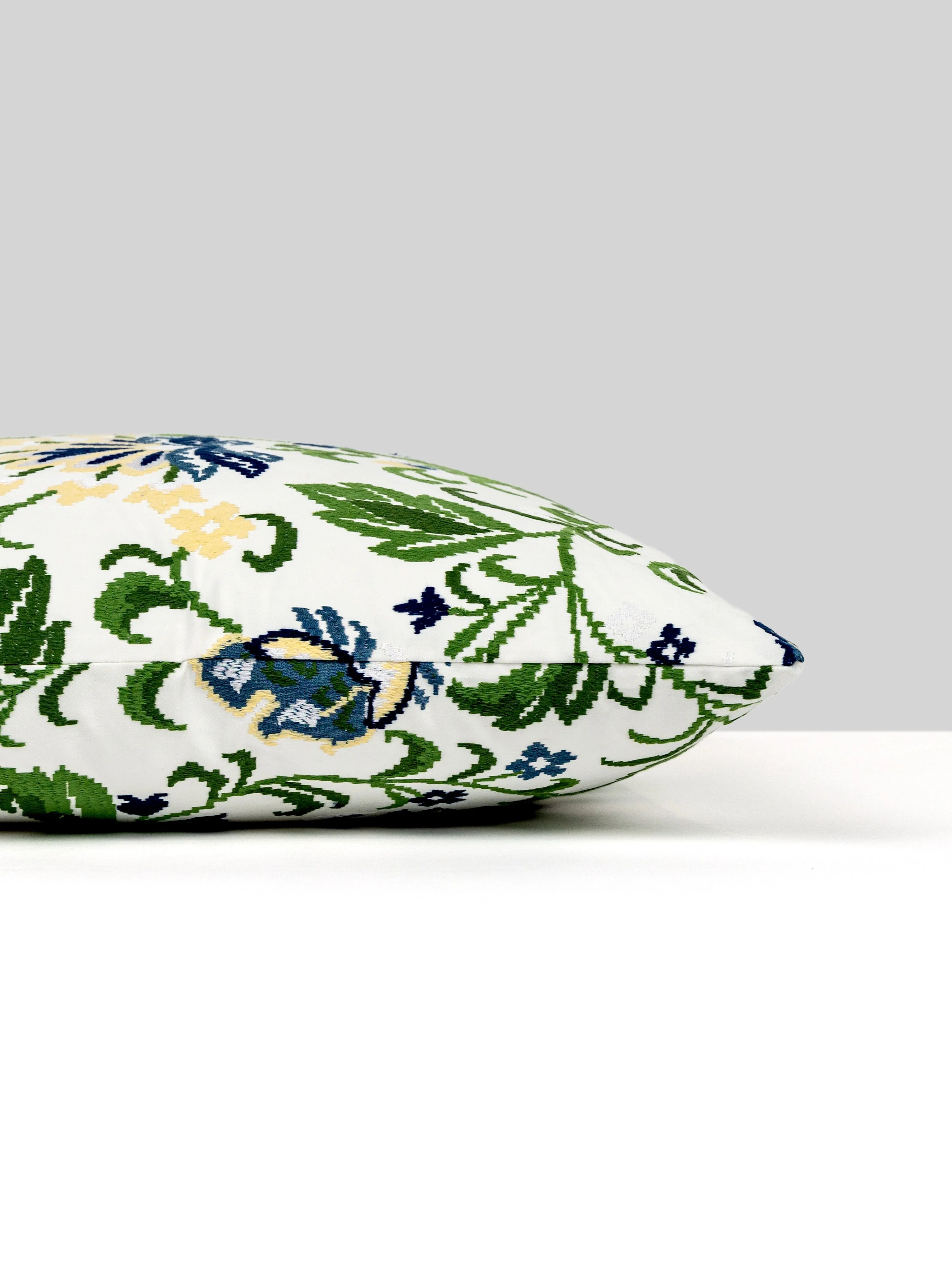Scalamandre SC 0002SDDK27173 DELPHINE EMBROIDERY PILLOW