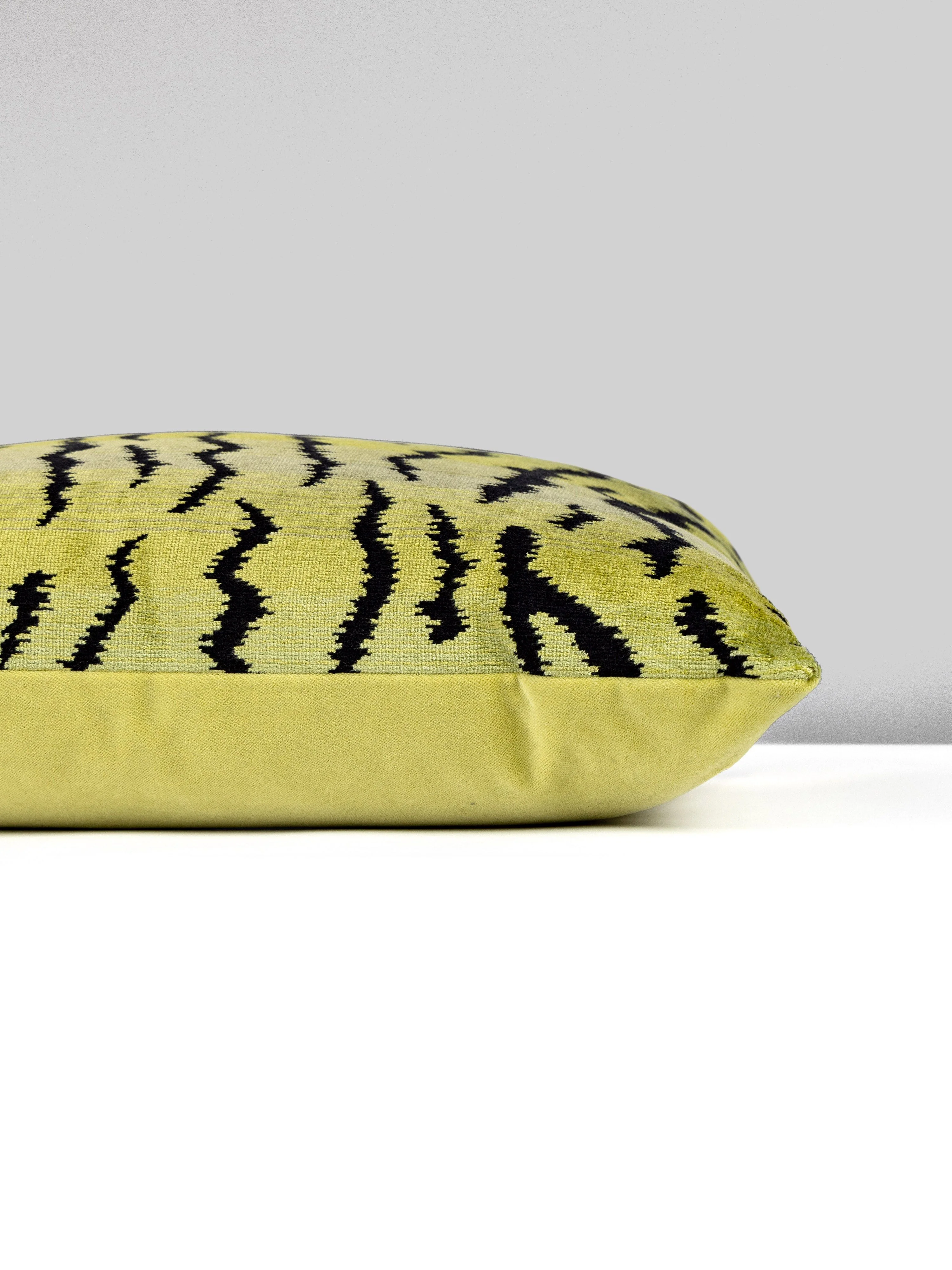 Scalamandre SC 0002TDDK26167 TIGRE/VELVET PILLOW