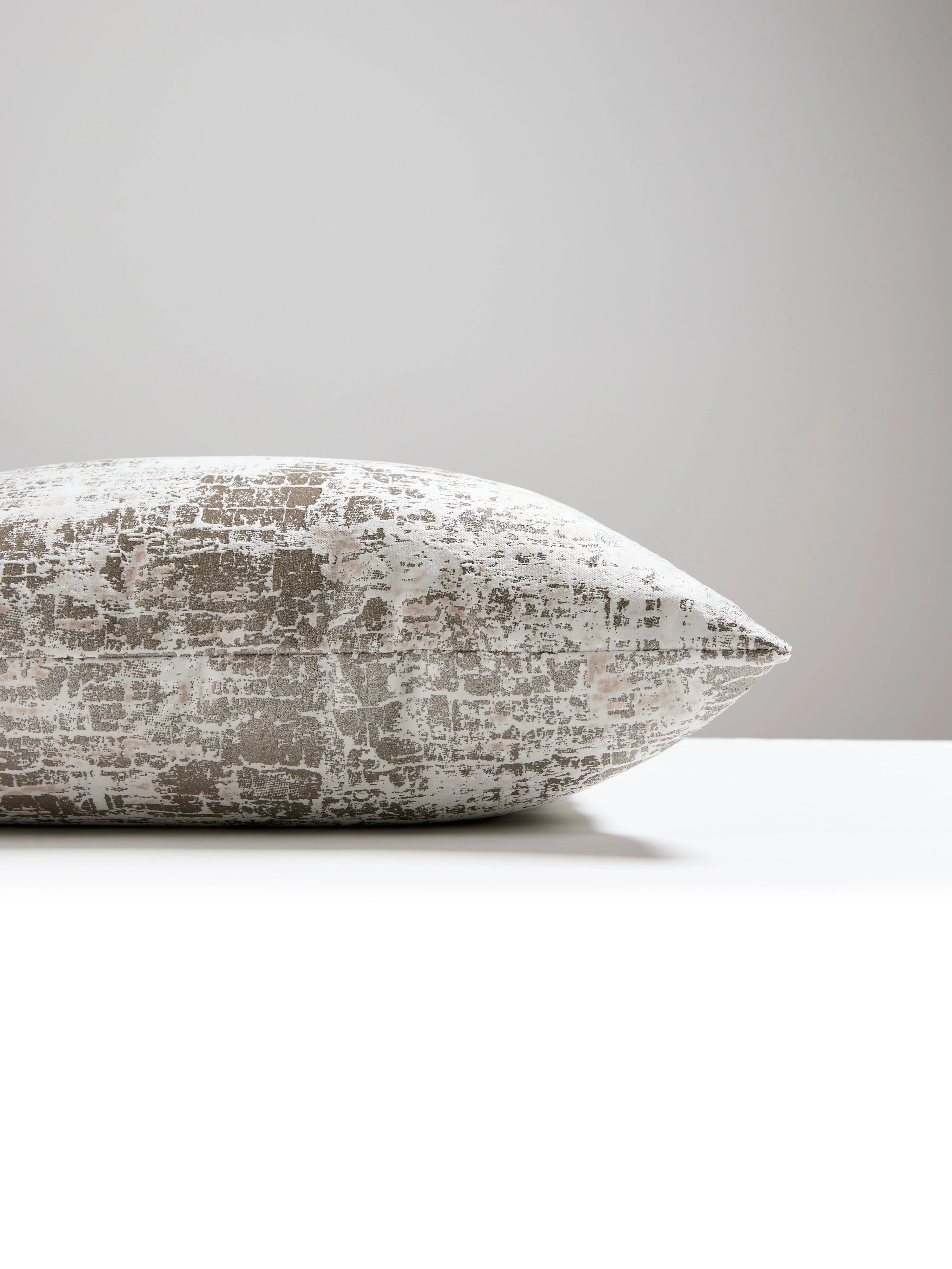 Scalamandre SC 0003SDDK16617 TESORO VELVET PILLOW