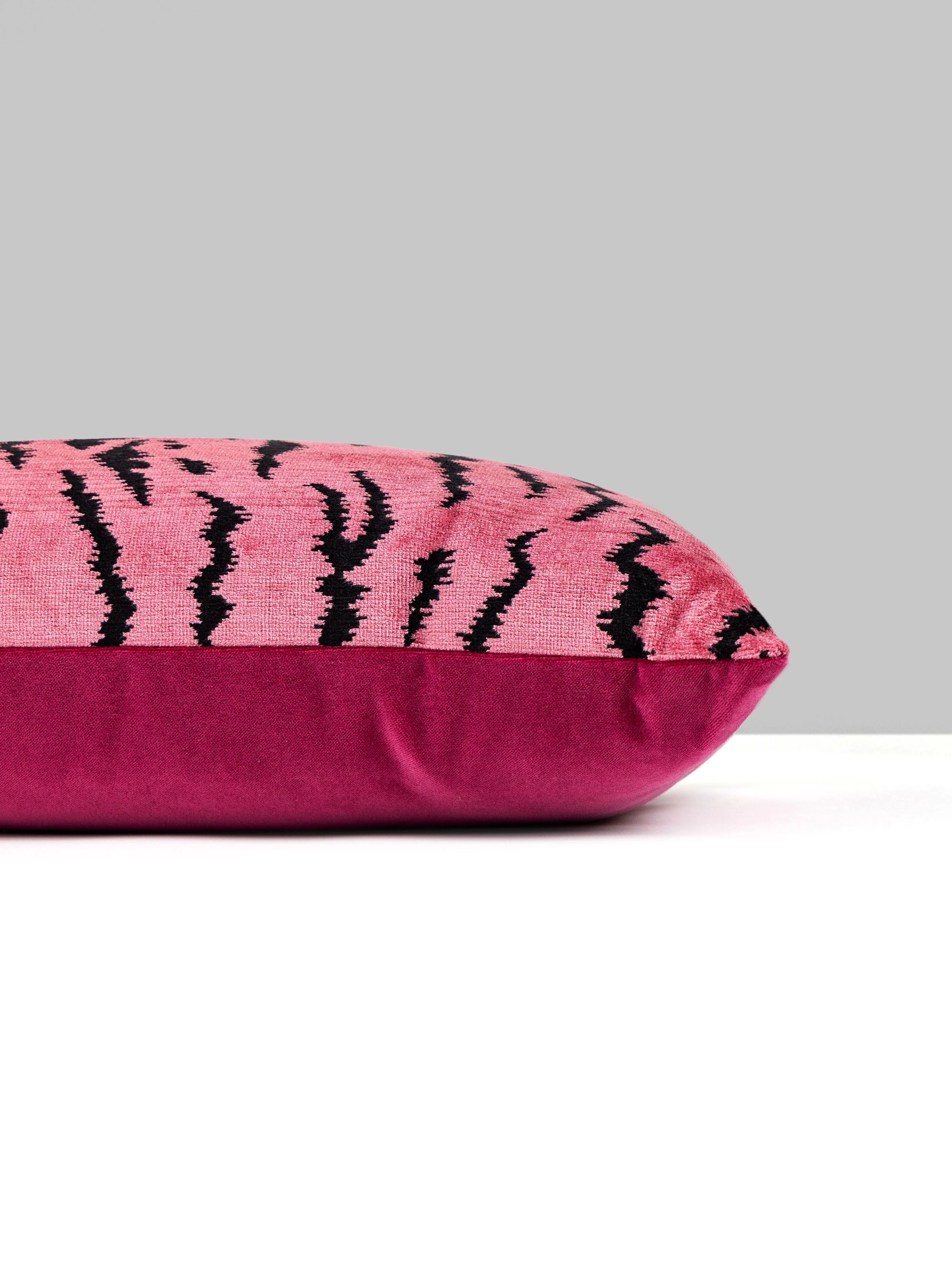 Scalamandre SC 0003TDDK26167 TIGRE/VELVET PILLOW