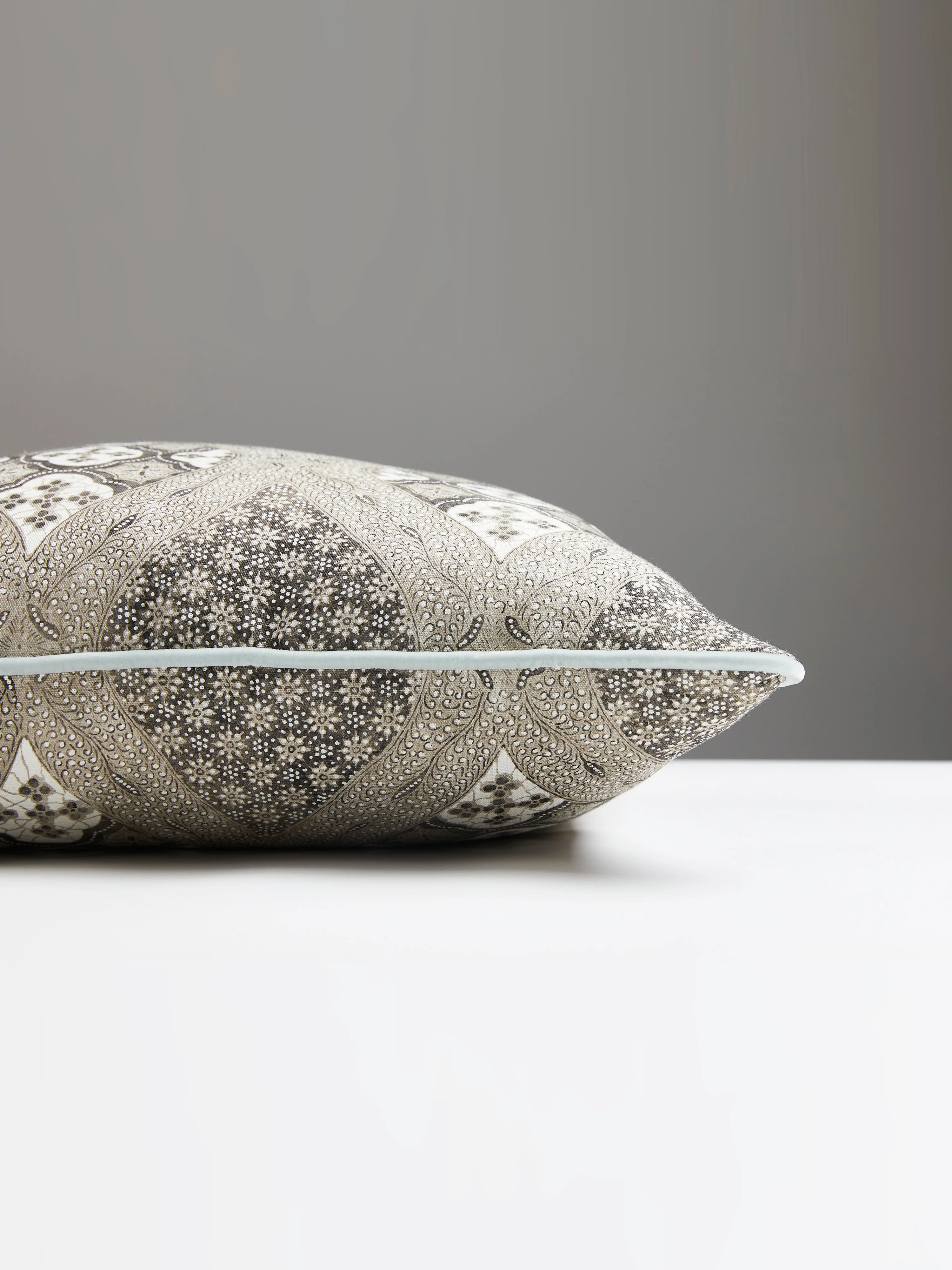 Scalamandre SC 0004FARRPILL FARRAH PRINT PILLOW