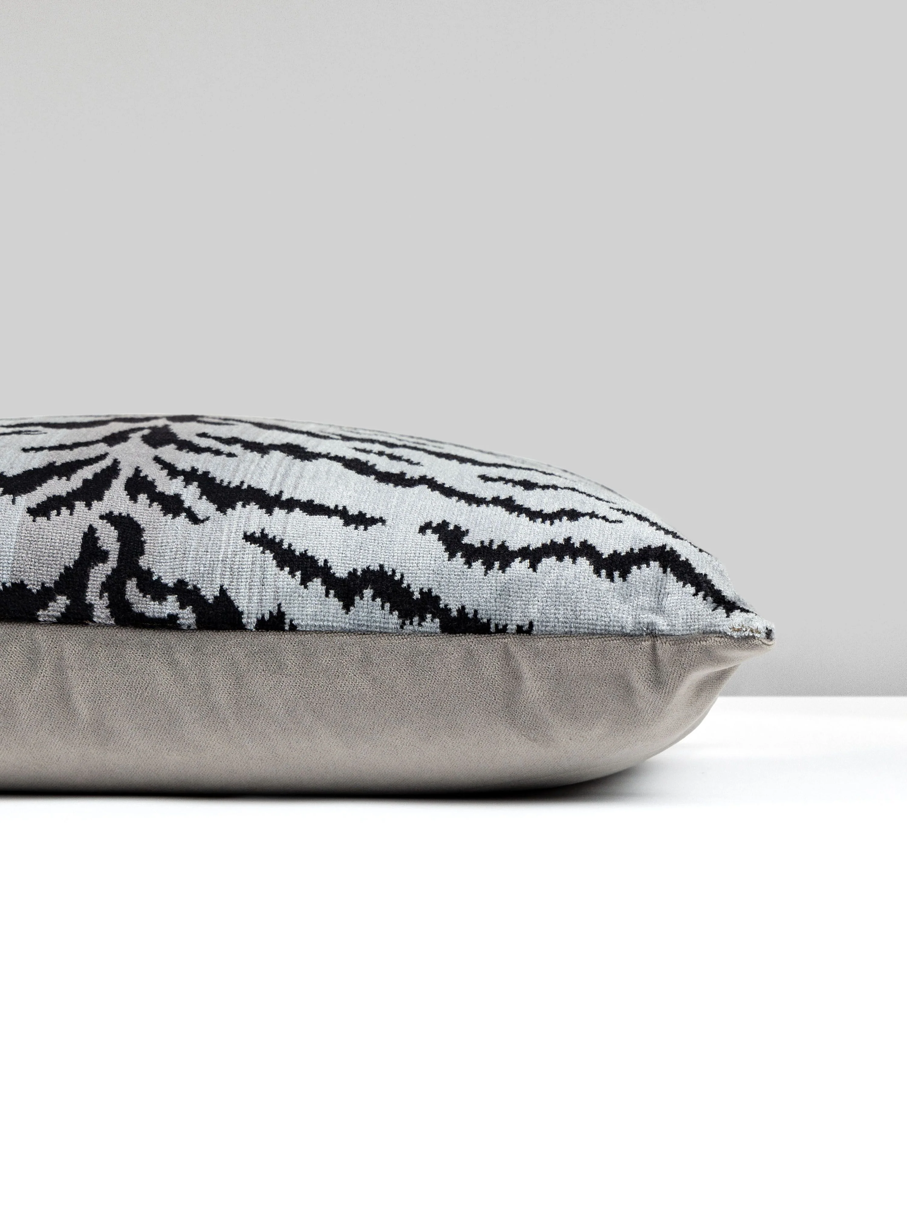 Scalamandre SC 0005TDDK26167 TIGRE/VELVET PILLOW