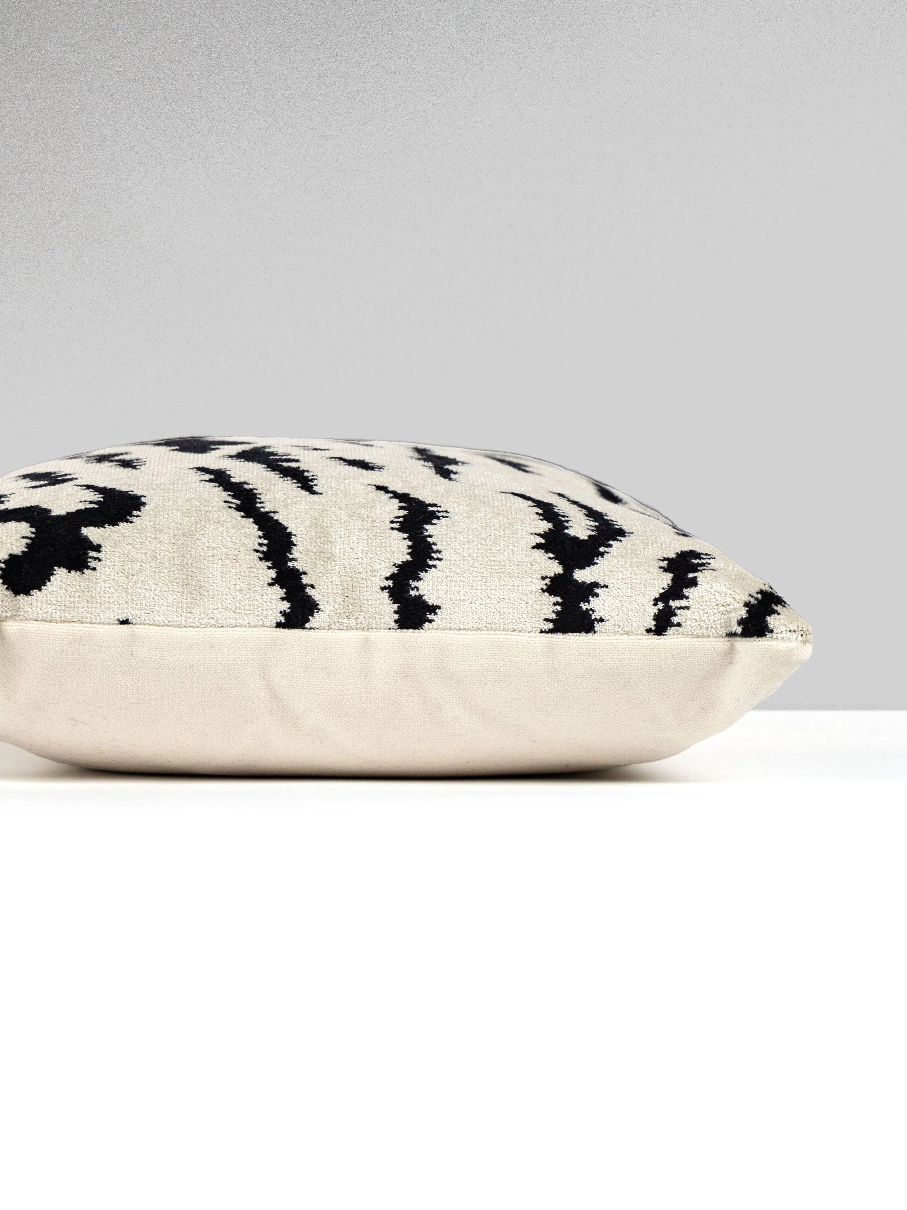 Scalamandre SC 0006MBDK26167 TIGRE/VELVET LUMBAR PILLOW