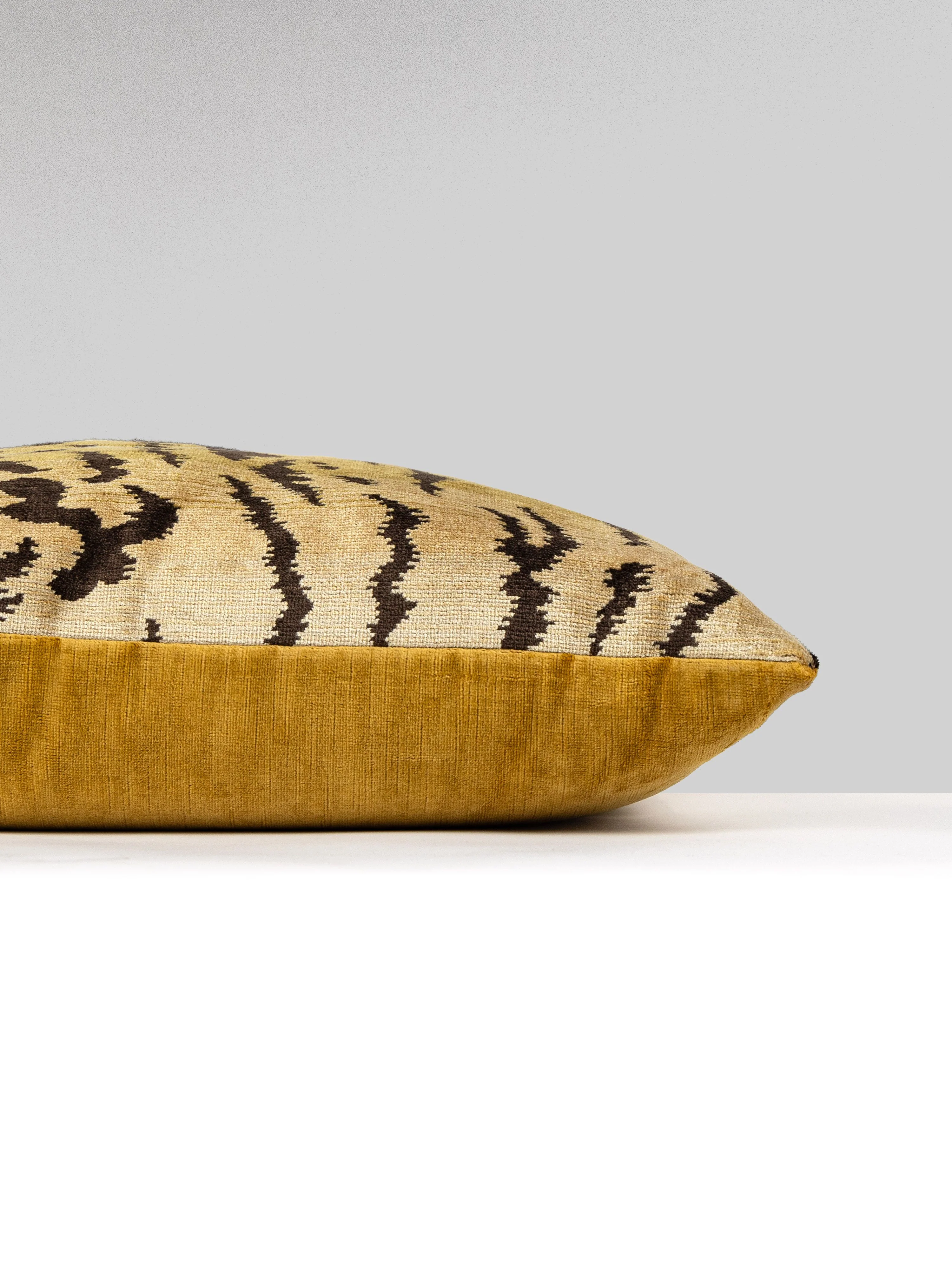 Scalamandre SC 0007TDDK26167 TIGRE/VELVET PILLOW