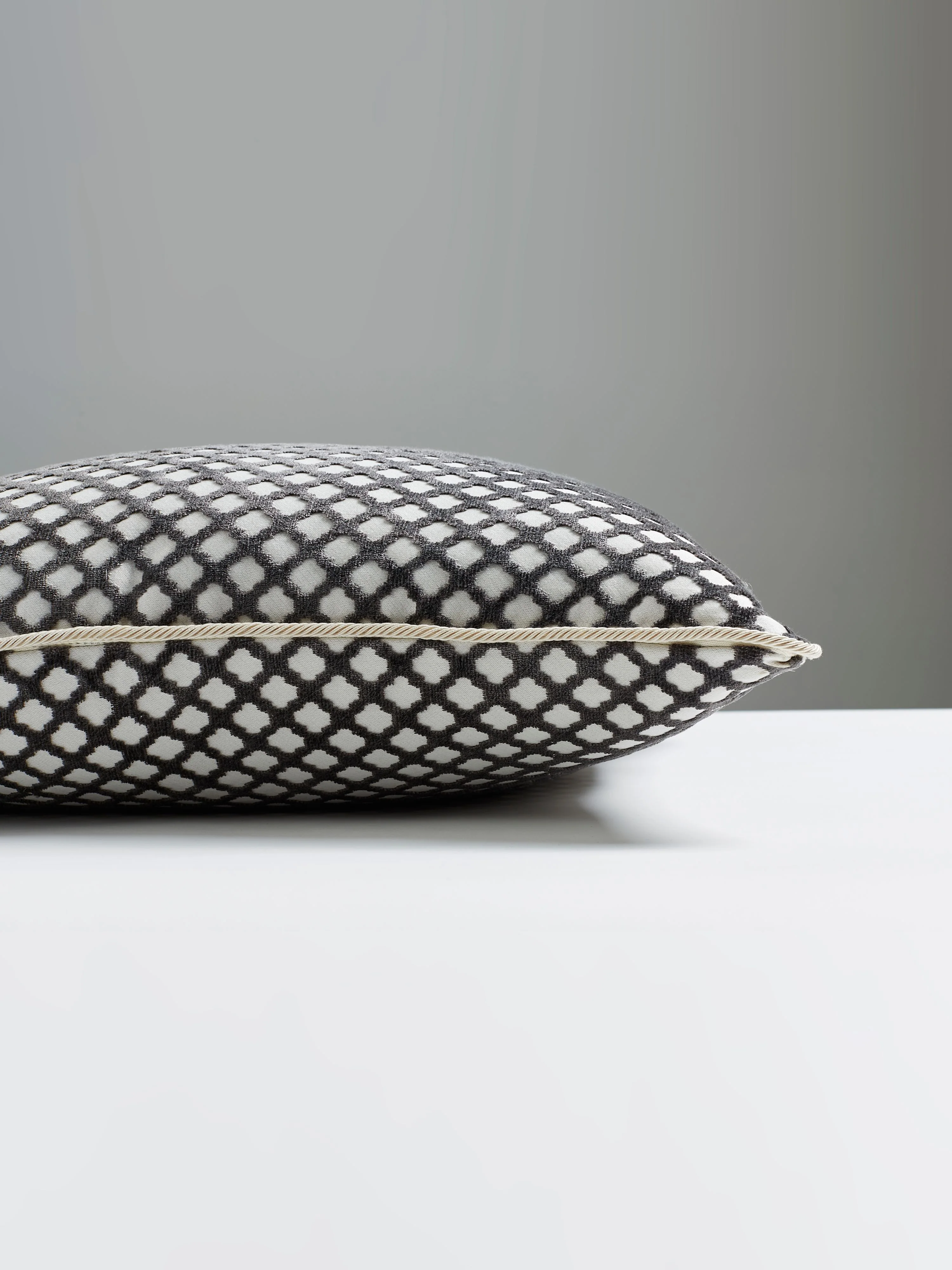 Scalamandre SC 0019POMFPILL POMFRET PILLOW