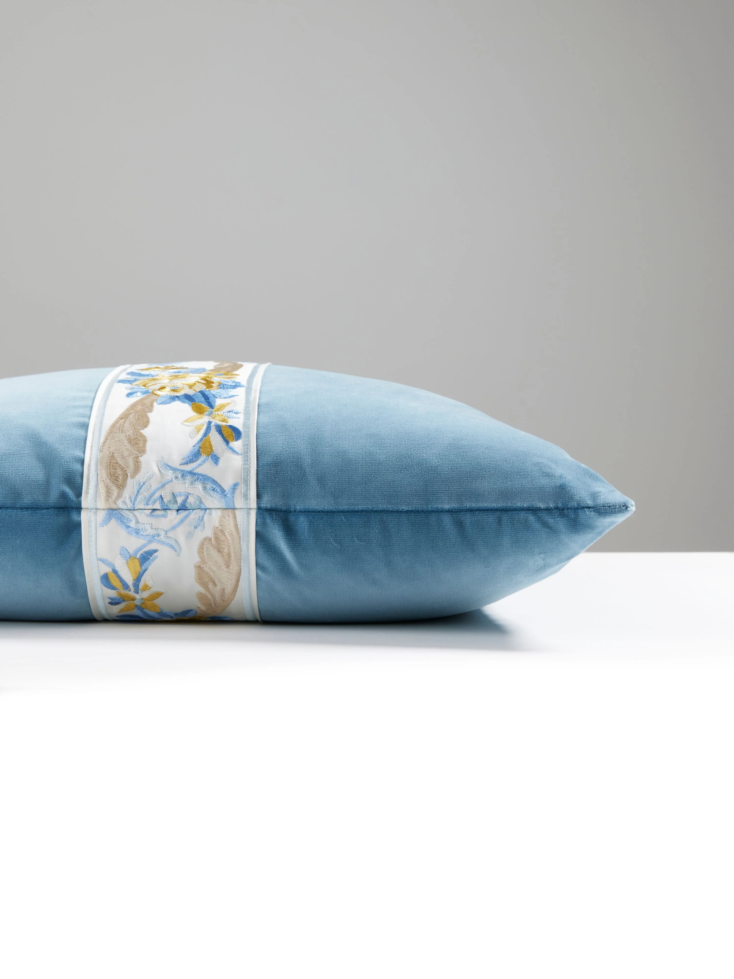 Scalamandre SC 2107SDDTT3342 REINE/LINLEY VELVET PILLOW
