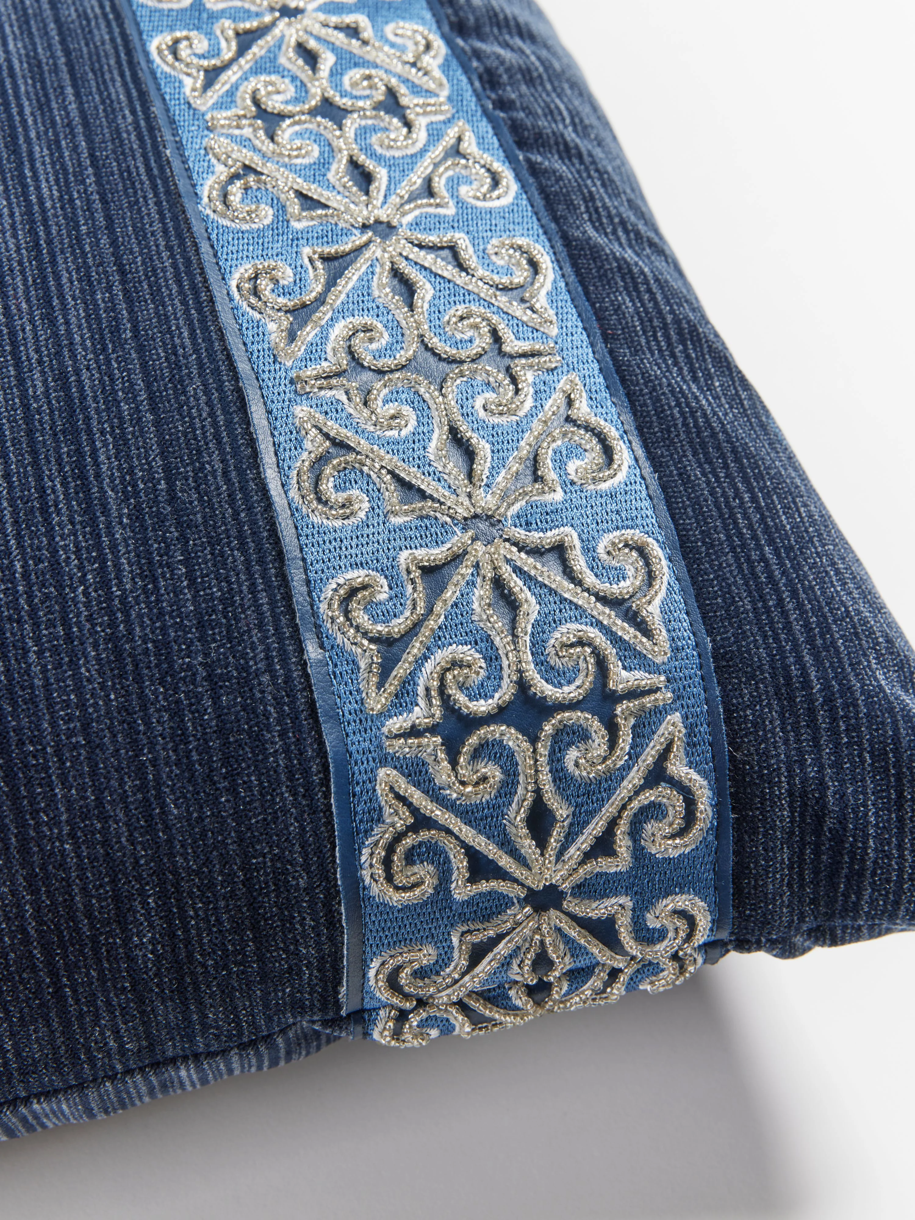 Scalamandre SC 4006SDDTT3337 SAXONY/STRIE VELVET PILLOW - Image 2
